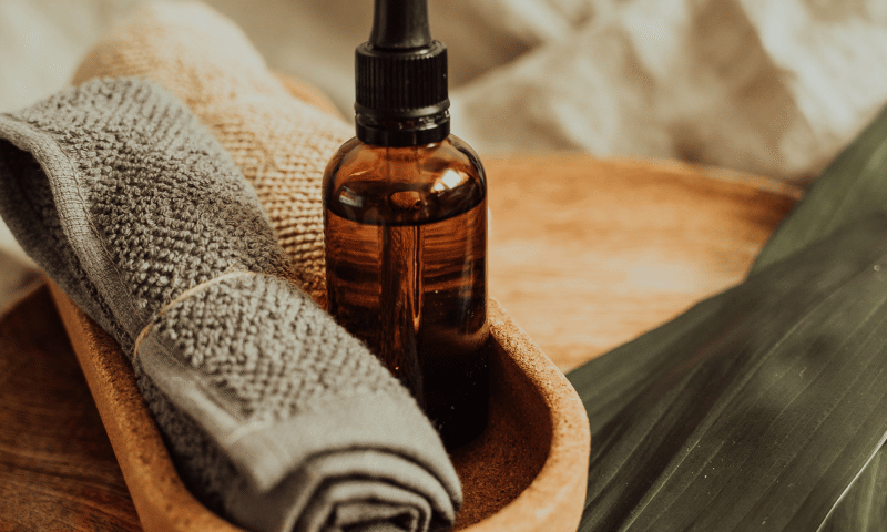 Relaxing oil body massage by a professional massage therapist in Delhi